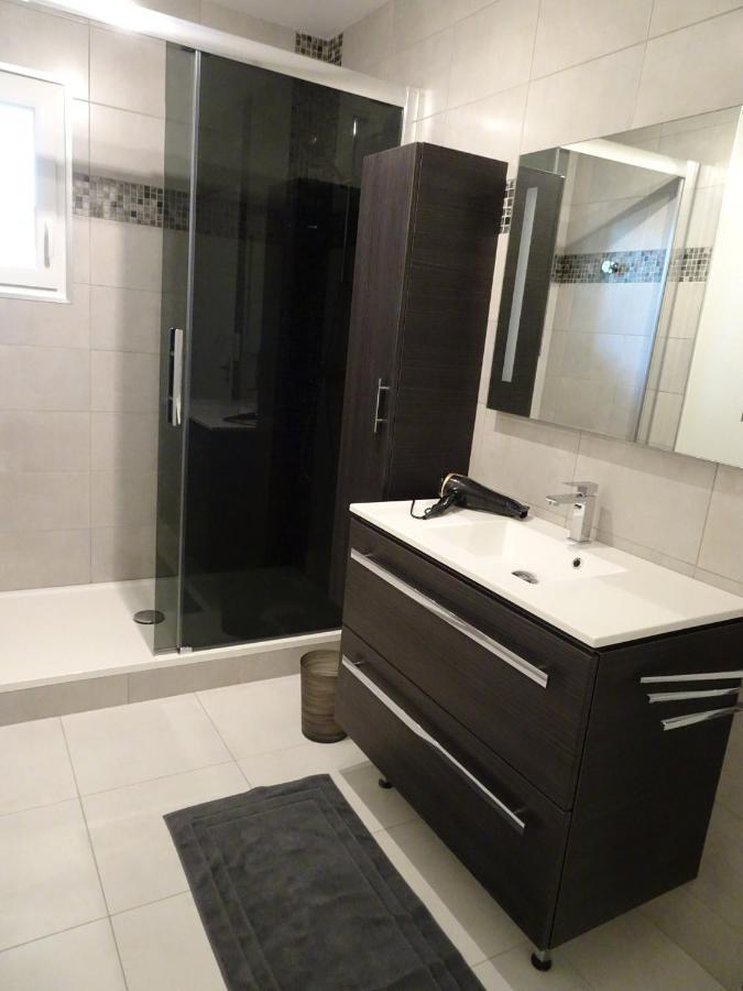 T3 150 M De La Plage, Climatisation, Piscine Et Parking Privatif - Le Lavandou Bagian luar foto